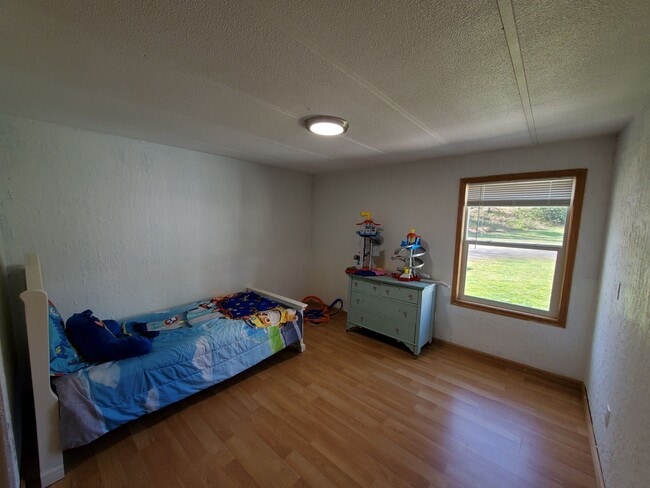 Building Photo - Spacious Rambler on Quiet 1/2 Acre