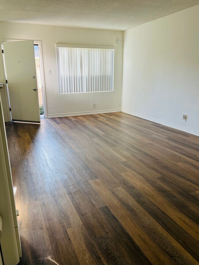 Foto del edificio - 12284 Montgomery St