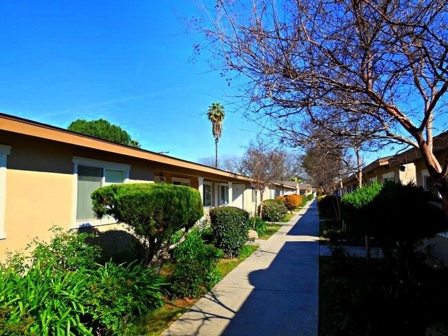 Building Photo - 208 W Dakota Ave