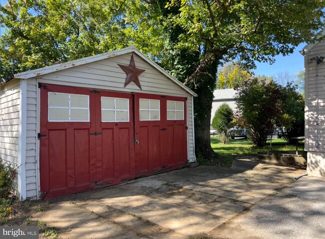 Building Photo - 14 N Pennell Rd
