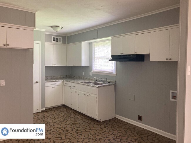 Building Photo - 409 Whiteville Ave