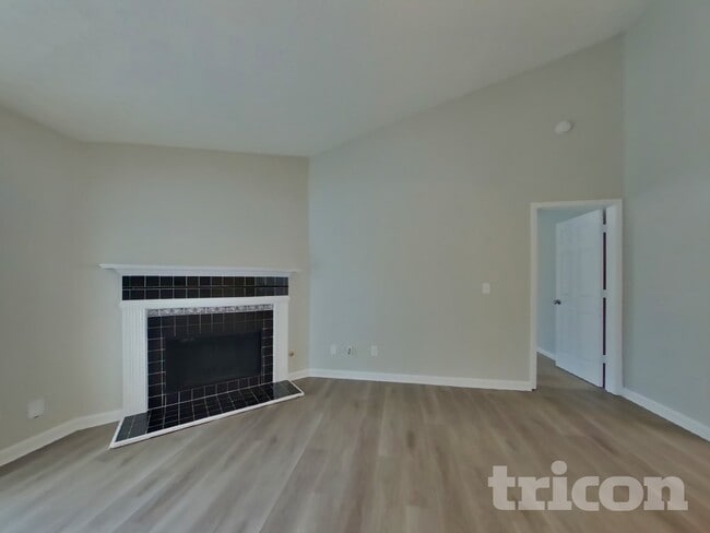 Building Photo - 9538 Rollinghills Dr