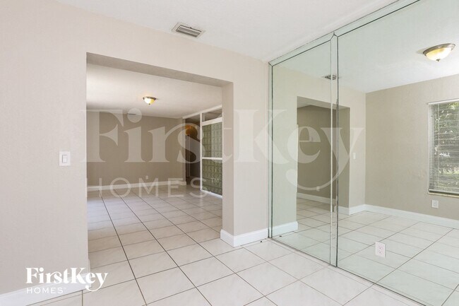 Foto del edificio - 6487 SW 26th St