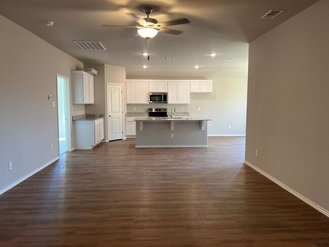 Building Photo - Cozy 3 Bedroom In New Midland Development!