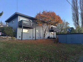 Building Photo - 804 13th St