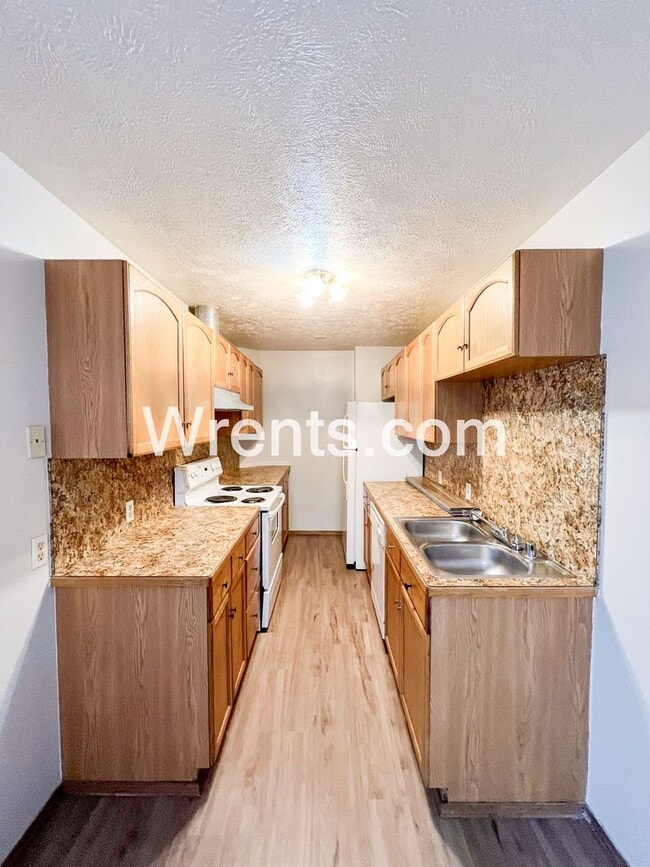 Building Photo - Spacious Duplex!