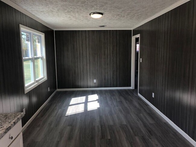 Building Photo - Renovated 3 Bedroom 1 Bath Home for Rent!