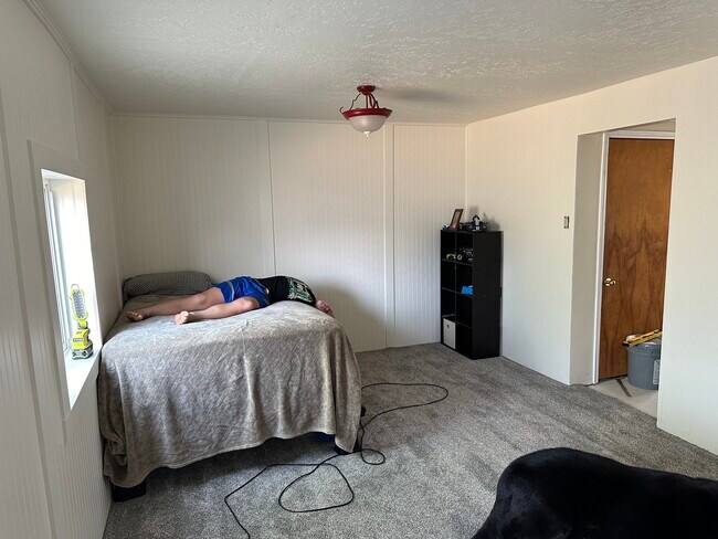 Sótano recientemente remodelado - 7882 W Bridgton Dr