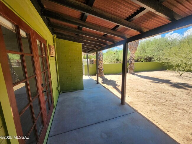 Foto del edificio - 1325 N Alamo Ave