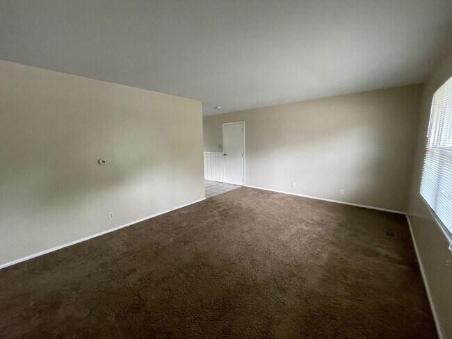Foto del edificio - 3 Bedroom House W/ A Garage!