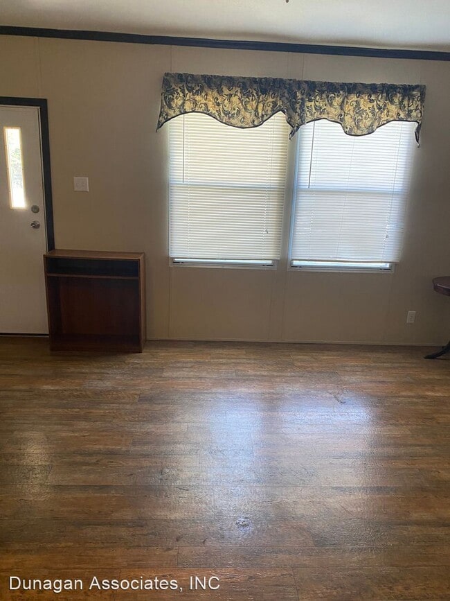 Building Photo - 3 br, 2 bath House - 305 E. Rose St.