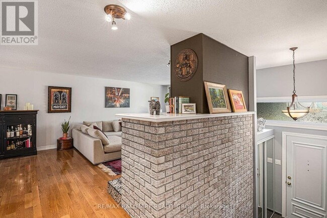 Building Photo - 560 Buchanan Crescent