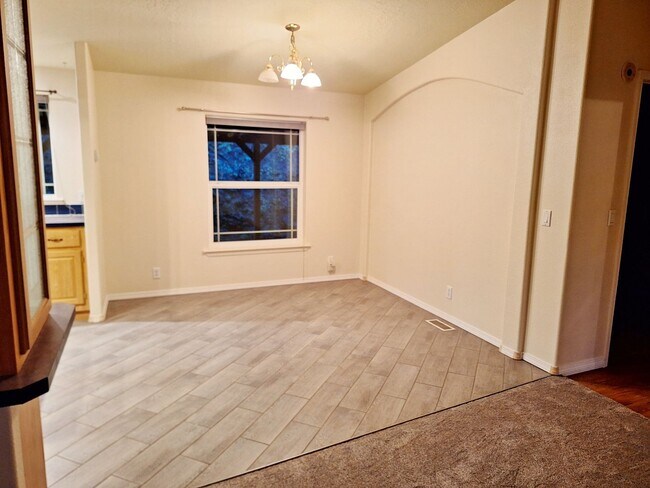 Building Photo - Charming 3 Bedroom 2 Bathroom
