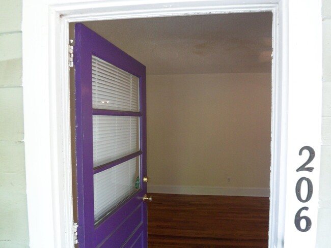 Building Photo - 206 S Summit St
