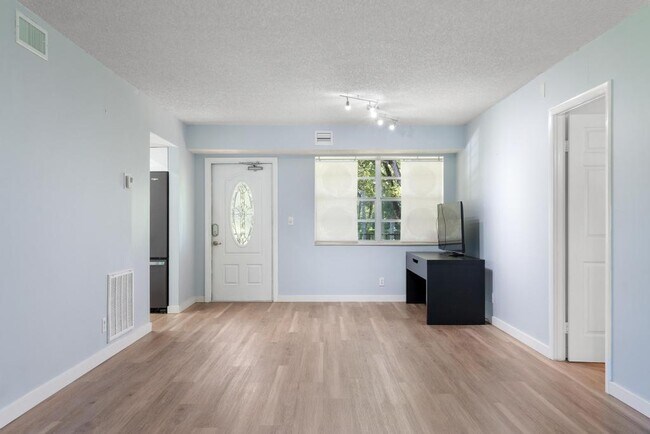 Foto del edificio - 124 Lake Constance Dr