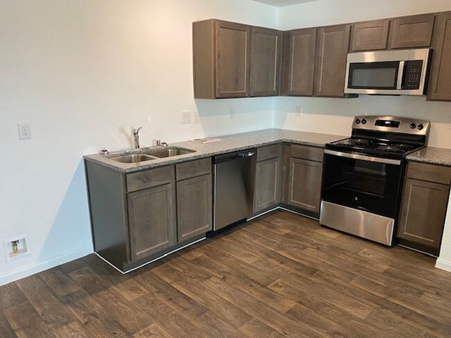 Building Photo - Stunning 3 bedroom, 2 bath home with a del...