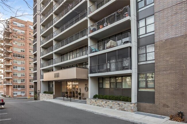 Foto del edificio - 44 Strawberry Hill Ave