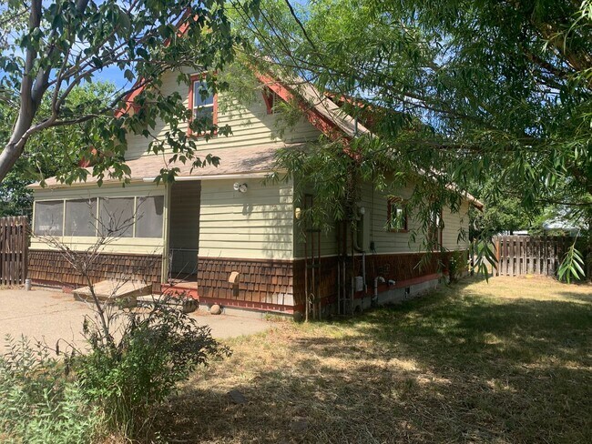 Foto del edificio - Spacious 3 bedroom home with two separate ...