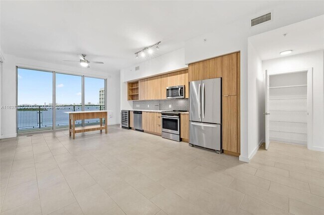 Foto del edificio - 2150 N Bayshore Dr