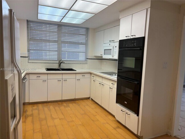Building Photo - 5255 Collins Ave
