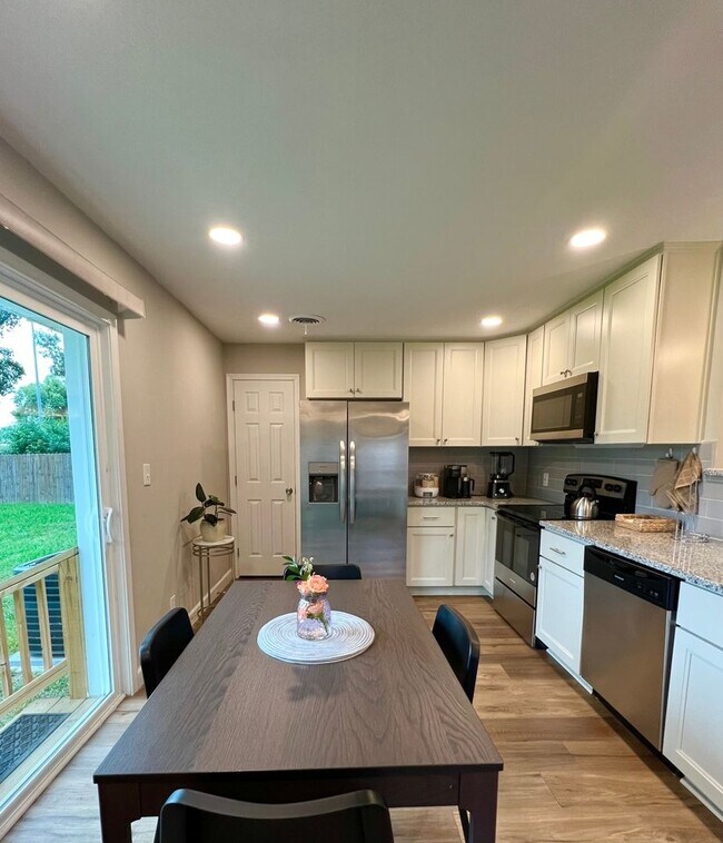 Building Photo - 908 Serf Ct