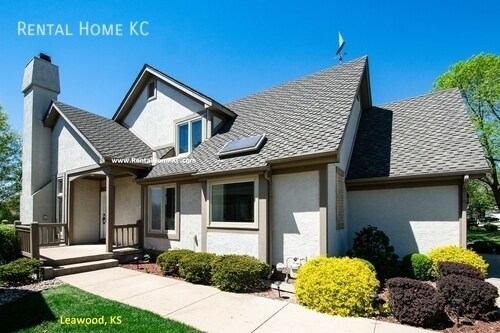 Building Photo - Stunning totally updated Waterfront Villa ...