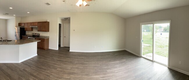 Foto del edificio - Beautiful 4Bd/2Ba home in Forest Hideaway ...
