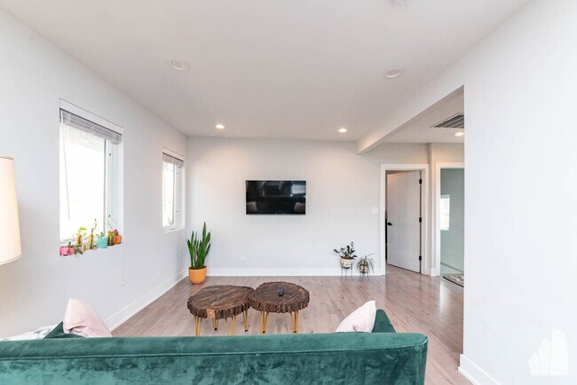 Foto del edificio - 1013 W 18th Pl