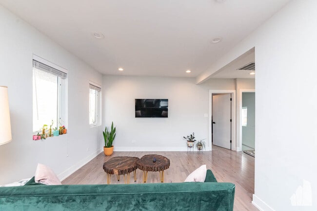 Building Photo - 1013 W 18th Pl