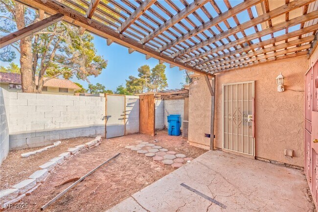 Foto del edificio - 2408 Paradise Village Way