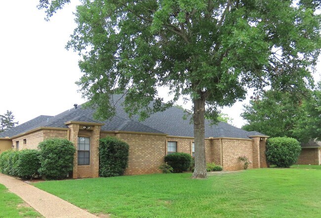 Foto del edificio - Lawn Care Included! Beautiful 3 Bedroom, 2...