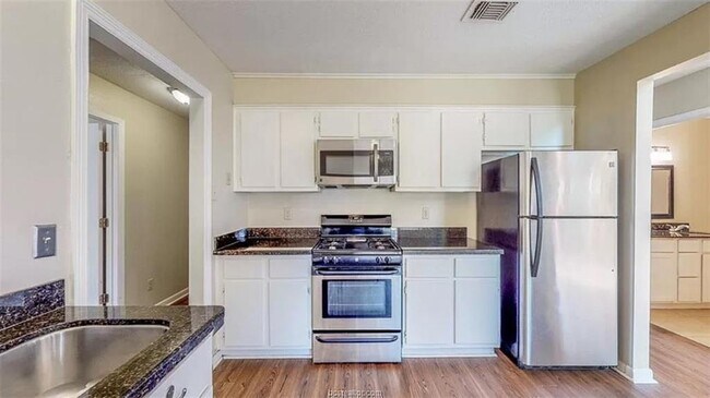 Building Photo - 1210 Dexter Dr S