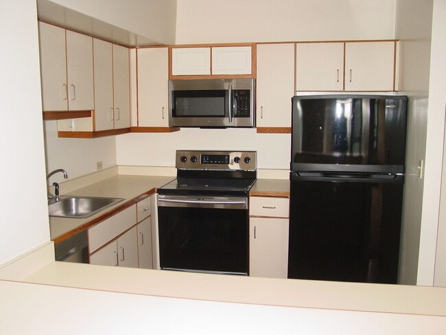 Building Photo - One Bedroom Condo Available in Pacific Par...