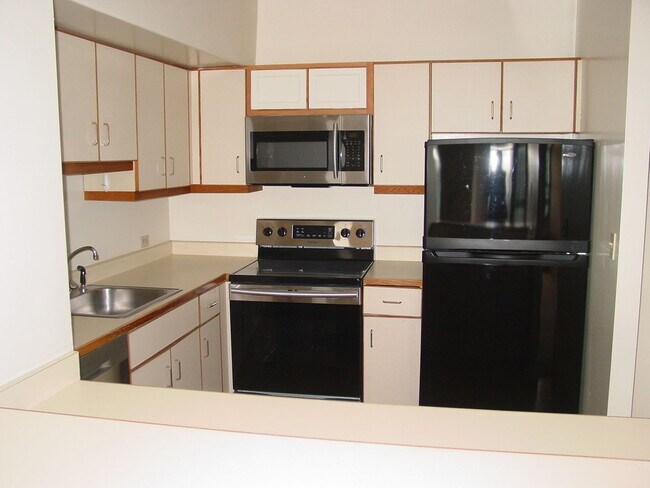 Foto del edificio - One Bedroom Condo Available in Pacific Par...