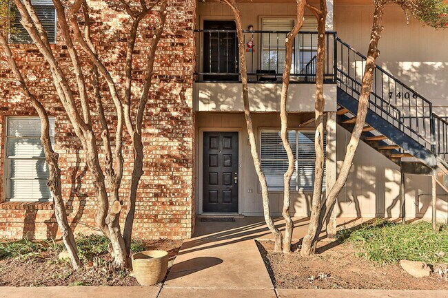 Foto del edificio - 7406 Waco Ave