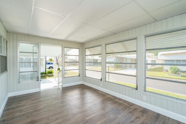 Front Screened Porch - 1401 W Highway 50