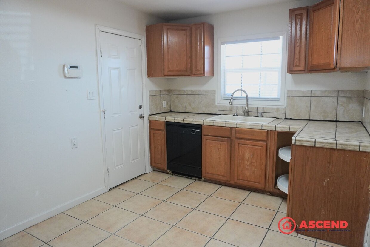 Building Photo - Cozy home located in the Northeast!