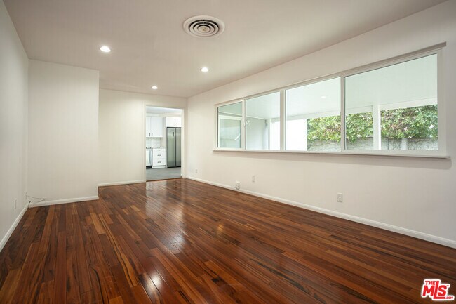 Foto del edificio - 6265 Canby Ave