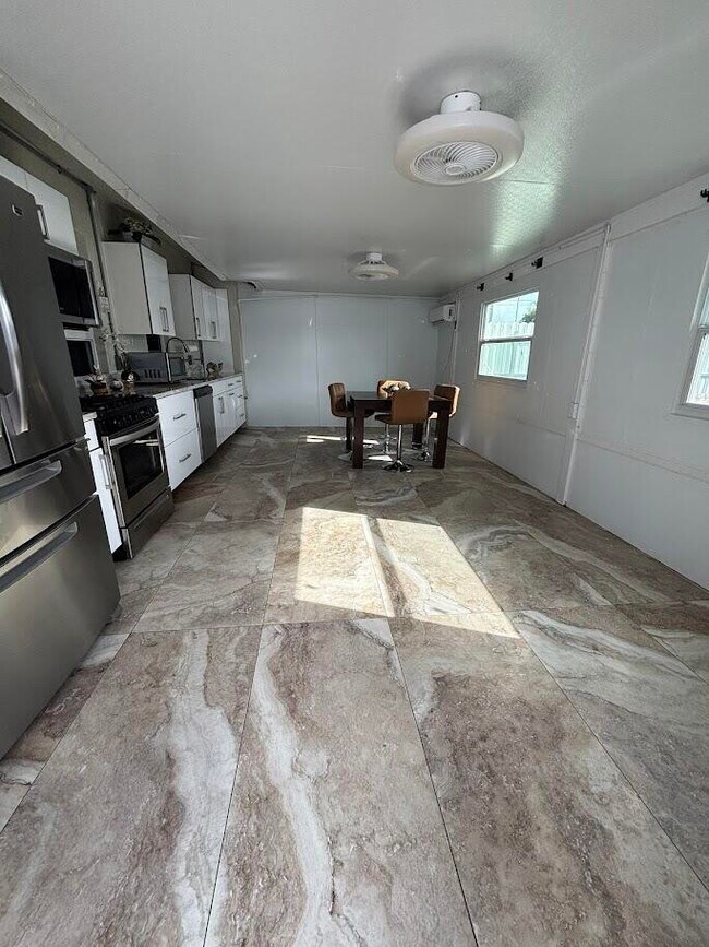 Building Photo - 1077 Fernlea Dr