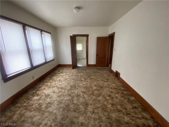 Building Photo - 133 E Ravenwood Ave
