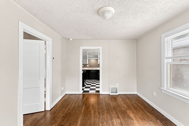 Building Photo - 512 E Cozy St