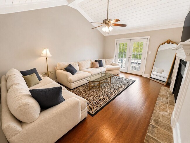 Foto del edificio - NOW LEASING FOR AUGUST 7TH 2026! 1/2 DEPOSIT SPECIAL