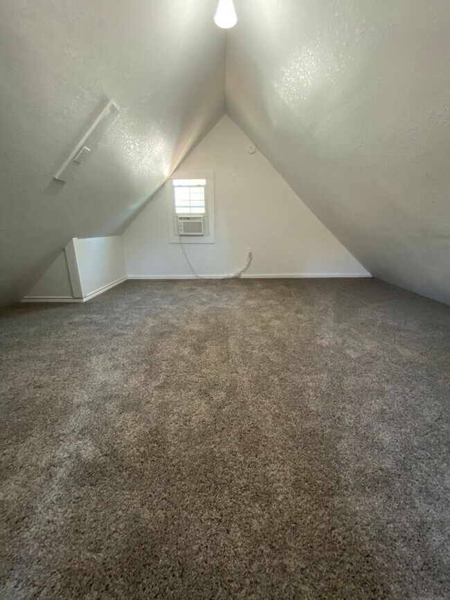 Building Photo - 1605 Ave W - Pre-Leasing for Summer/Fall 2024