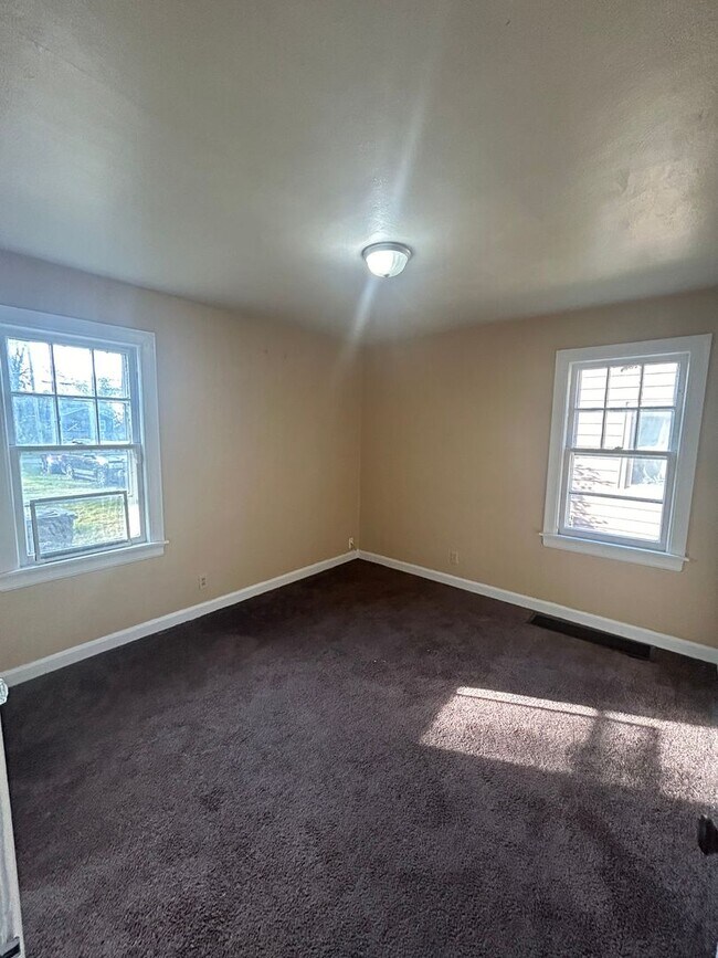 Building Photo - 4430 S Park Dr
