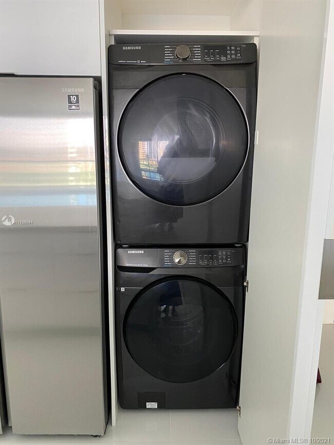 Foto del edificio - 19390 Collins Ave