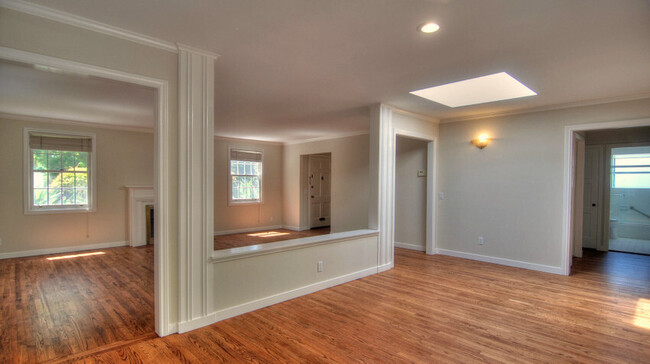 Building Photo - Bright and Airy Palo Alto Home - Convenien...