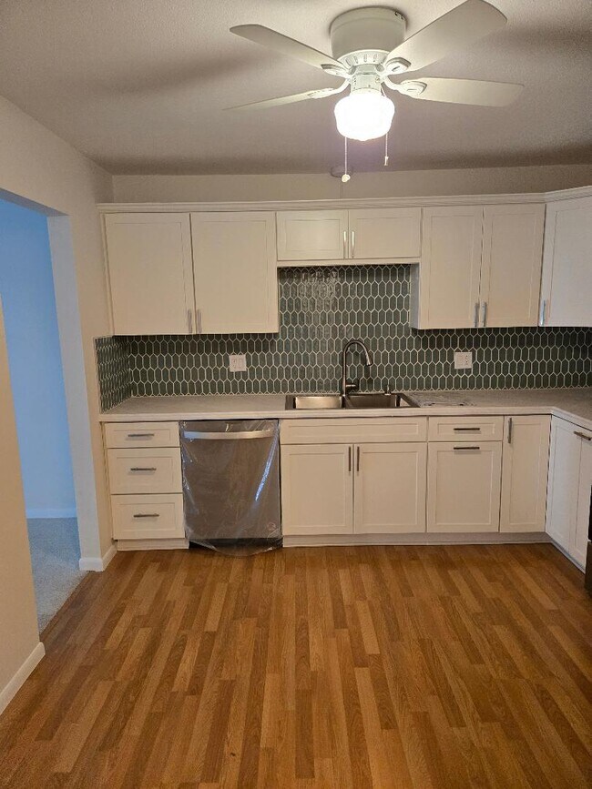 Cocina - vista desde el pasillo - 2076 Chateau Ct