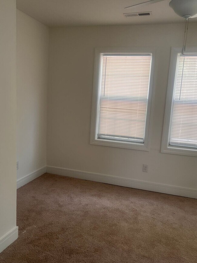Foto del edificio - Three Bedroom Two Bathroom House