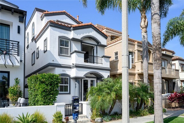 Building Photo - 305 2nd St