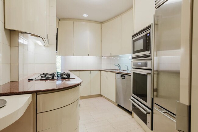 Foto del edificio - 323 E 51st St